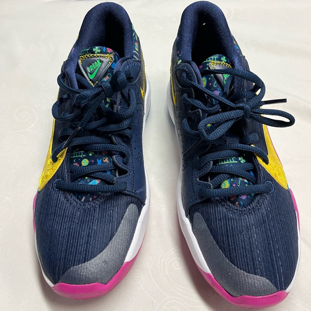 Nike kid’s zoom freak 2. Giannis Antetekumpo basketball shoes size 4.5